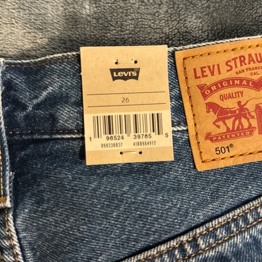 Hello I am selling a pair of Levi’s shorts. They are a size 26. - Picture 4 of 4